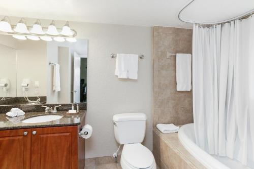基西米Alhambra Villas的浴室配有卫生间、盥洗盆和浴缸。