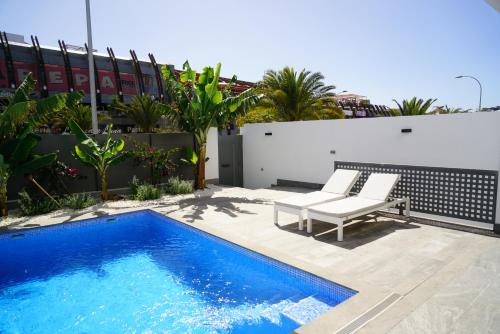 Luxury Villa in Los Cristianos内部或周边的泳池