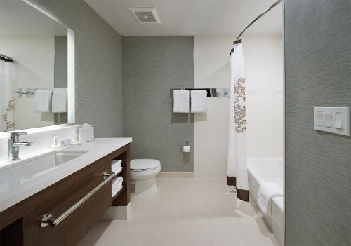 库卡蒙格牧场Residence Inn by Marriott Ontario Rancho Cucamonga的一间带水槽、卫生间和淋浴的浴室