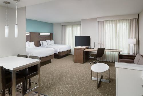 库卡蒙格牧场Residence Inn by Marriott Ontario Rancho Cucamonga的酒店客房设有两张床和电视。