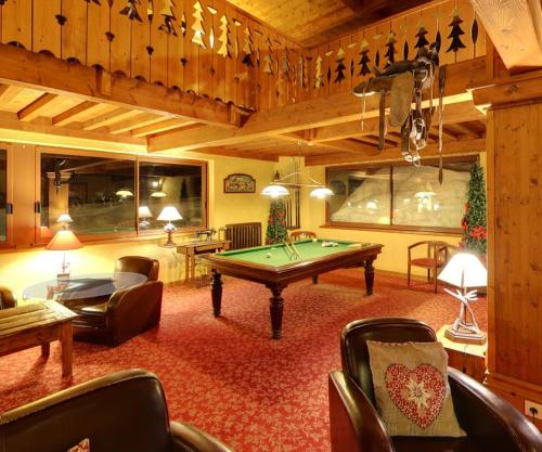 蒙乃第耶-勒潘Lautaret Lodge & Spa的客厅配有台球桌