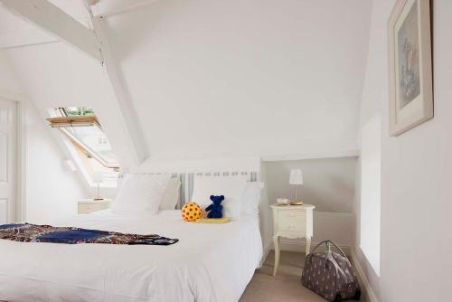 邓莫尔东斯特兰德酒店 的卧室配有白色的床和南瓜