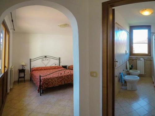 丰特博兰达I Leoncini的一间卧室配有一张床,浴室设有卫生间