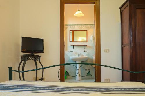 丰特博兰达I Leoncini的一间卧室配有床、水槽和镜子