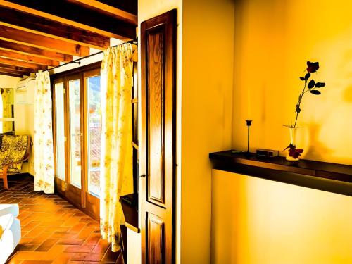 贝拉吉奥舒适贝拉吉欧酒店的一间设有黄色墙壁和窗户的客房