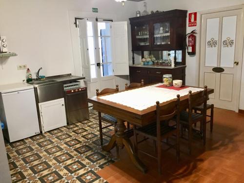 BoimortoAlbergue-Hostel Casa da Gandara的厨房配有桌椅