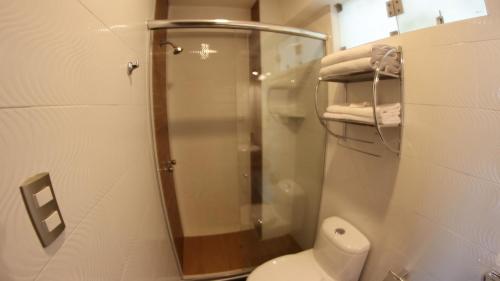 齐克拉约Hotel Ottavis的一间带卫生间和玻璃淋浴间的浴室
