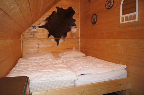 Rossleithen布兰特纳度假木屋的小屋内的一张木墙床