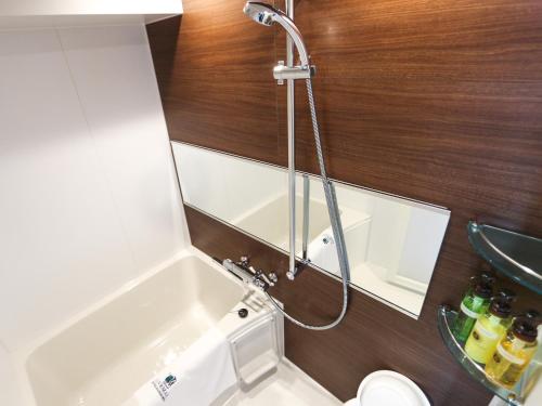 札幌HOTEL LiVEMAX Sapporo Susukino的带淋浴、水槽和卫生间的浴室