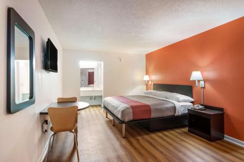 华纳罗宾斯Motel 6-Warner Robins, GA的配有一张床和一张书桌的酒店客房
