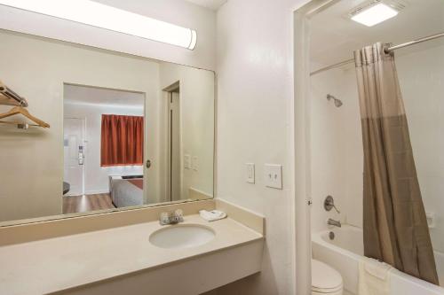 华纳罗宾斯Motel 6-Warner Robins, GA的一间带水槽、卫生间和镜子的浴室