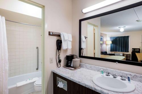 Sergeant BluffRodeway Inn Sergeant Bluff - Sioux City的一间带水槽和大镜子的浴室