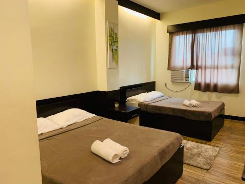 杜马格特Z Pension的酒店客房设有两张床和窗户。