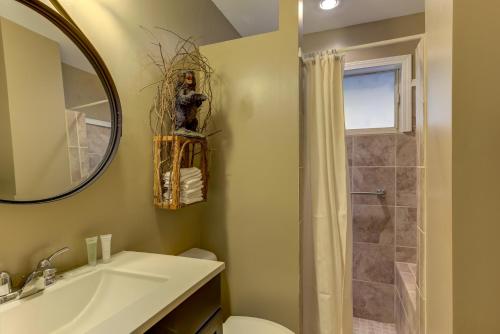 埃利杰Creek Haven的一间带水槽、卫生间和镜子的浴室