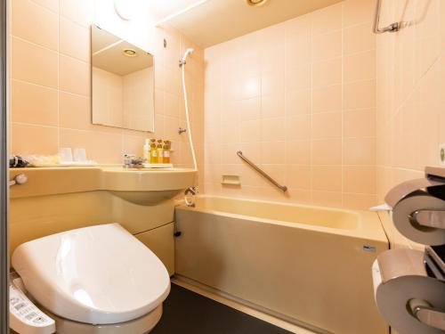 熊本Ark Hotel Kumamotojo Mae -ROUTE INN HOTELS-的浴室配有卫生间、盥洗盆和浴缸。