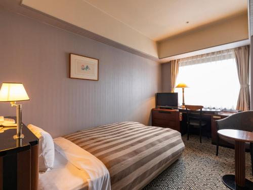Ark Hotel Kumamotojo Mae -ROUTE INN HOTELS-客房内的一张或多张床位
