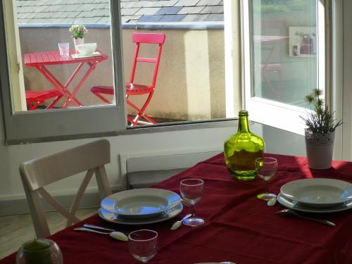 布里夫拉盖亚尔德Les Doctrinaires的一张桌子,上面放有盘子和一瓶葡萄酒