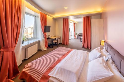 敖德萨人类迷你酒店的酒店客房设有床和窗户。