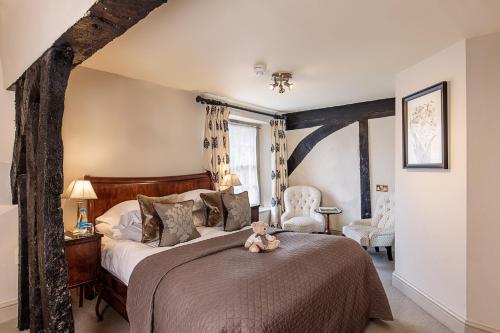 科姆堡城堡酒店的一间卧室配有一张大床,上面有泰迪熊