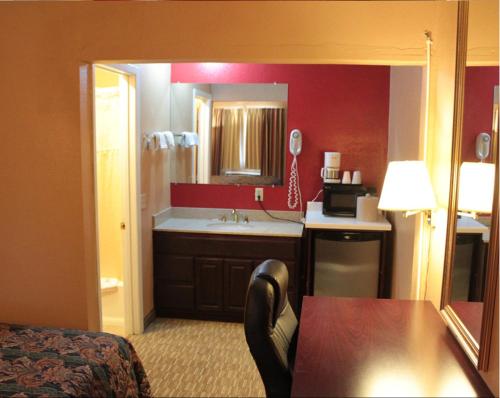 沙科皮沙科皮法鲁斯特旅馆的酒店客房设有带水槽的浴室