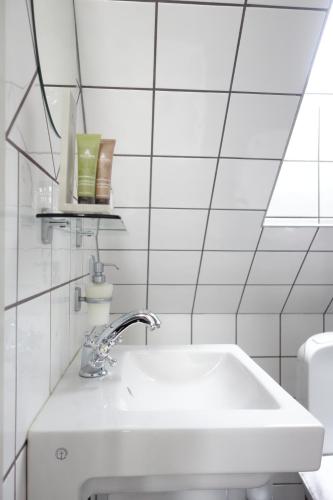 FlädieFlädie Mat & Vingård的白色瓷砖浴室内的白色水槽