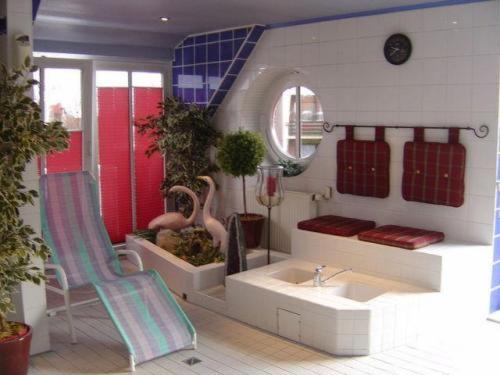 霍鲁梅尔希尔鲁切特芬恩酒店的玩具浴室设有水槽和镜子