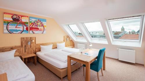 施韦因福特Hotel - Stadtvilla Central的一间卧室配有一张床和一张桌子