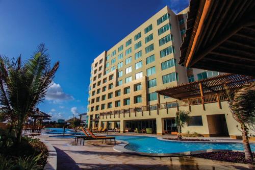福塔莱萨豪华马雷洛酒店的大楼前设有游泳池的酒店