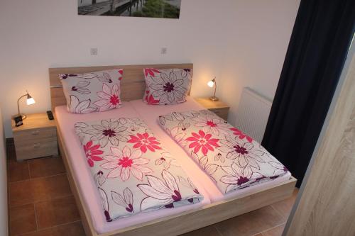 文迪施里茨5*Ferienwohnung Seeblick 2的一间卧室,床上放着鲜花
