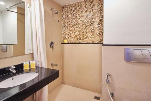 钦奈Keys Select by Lemon Tree Hotels, Katti-Ma, Chennai的一间带水槽和淋浴的浴室