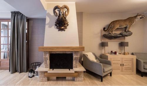 莫罗埃尼Chalet Alpina的客厅的墙上装饰着狮子雕像