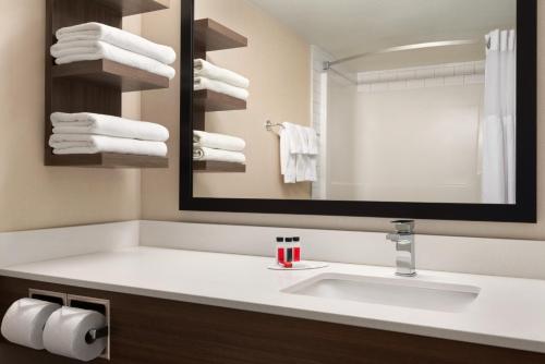 艾尔德里艾迪尔华美达酒店的一间带水槽和镜子的浴室