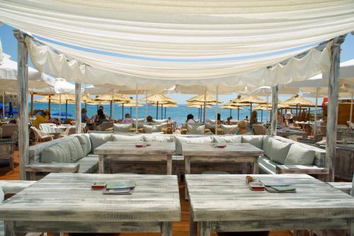 布德瓦明星酒店的海滩上的餐厅,配有桌子和遮阳伞