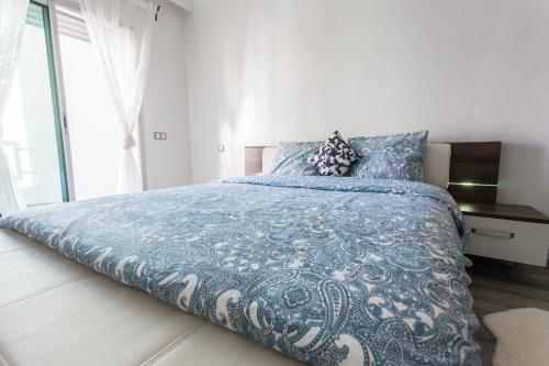 穆罕默迪耶La Siesta Beach Resort的卧室配有蓝色和白色的床,设有窗户