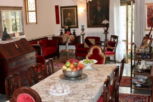 韦列Casa dell'arte Veglie的客厅配有带一碗水果的桌子