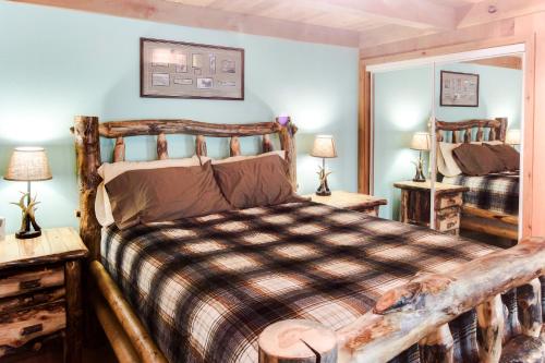 太阳谷Sun Valley Atelier Studio - Chic Rustique的一间卧室配有一张木床和一面镜子