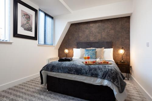 利兹Leeds Super Luxurious Apartments的一间卧室配有一张床,上面放着一个食物托盘