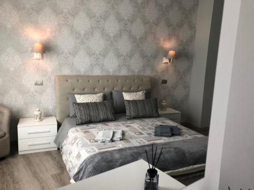 科莫Masia Holiday Apartment Como Lake的一间卧室配有一张带2个床头柜的大床