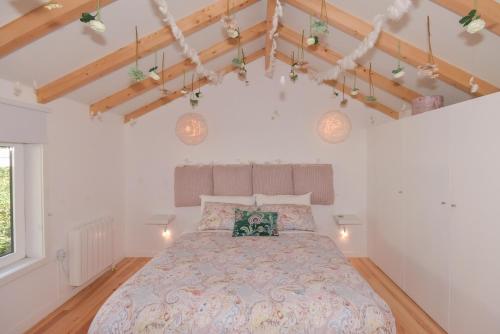波尔图Rose Green Loft的一间卧室,卧室内配有一张大床
