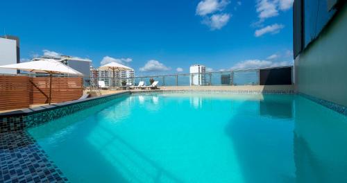 马普托阿凡尼达酒店的大楼顶部的大型游泳池