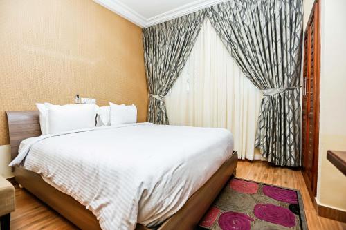 塔马拉Jeyads Lodge的一间卧室设有一张大床和一个窗户。