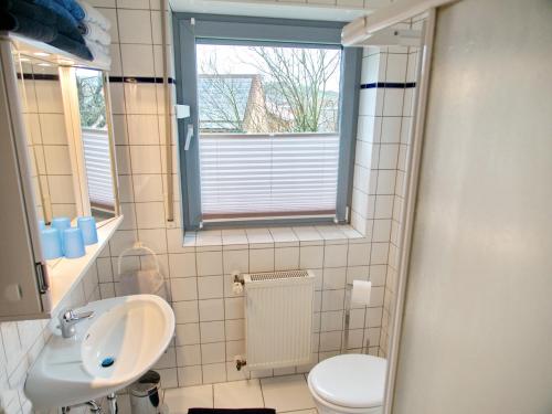 AltenbekenFerienwohnung Eggeblick的一间带水槽和卫生间的浴室以及窗户。