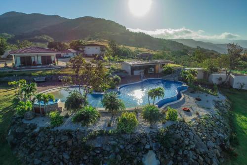 圣拉蒙Vida Mountain Resort & Spa Adults Only的享有度假村游泳池的空中景致