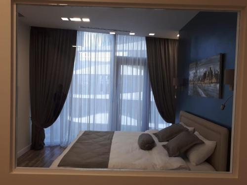 第比利斯Apartment Tbilisi in King David的卧室配有大镜子,位于床上方