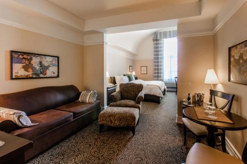 拉瓦尔圣马丁套房酒店的酒店客房设有一张沙发和一张床
