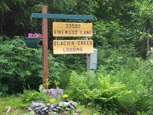 西沃德Glacier Creek Lodging的花园标志,标有院子标志