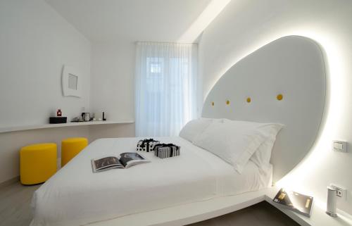 米兰AHD Rooms的卧室配有一张白色的床和拱形窗户