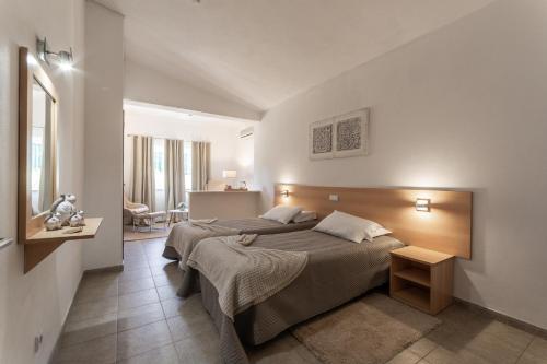 卡武埃鲁Villa Welwitshia的一间酒店客房,房间内设有两张床