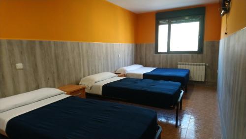 瓜达拉哈拉圣马科斯2号旅馆的带三张床和窗户的客房