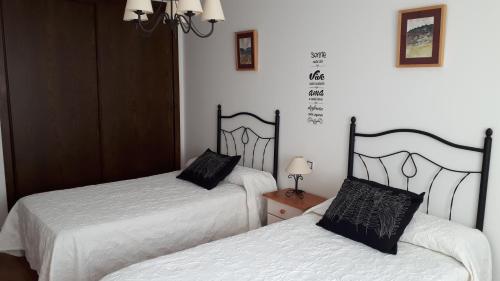 奥里韦拉德尔特雷梅达尔Casa Tere的两张睡床彼此相邻,位于一个房间里